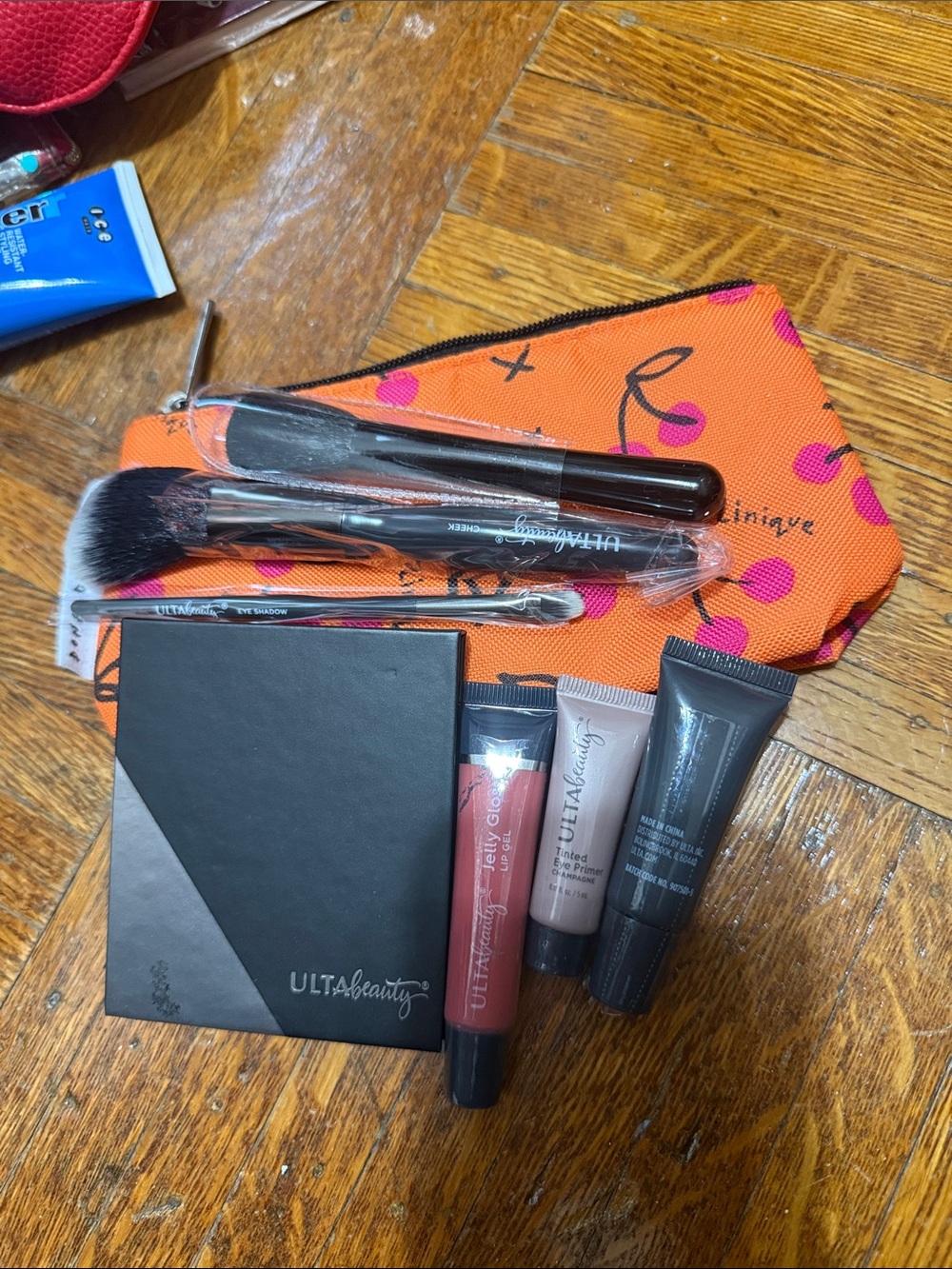 Clinique Beauty Makeup Pouch  - Brushes, Lip Gloss, Primer, pallet